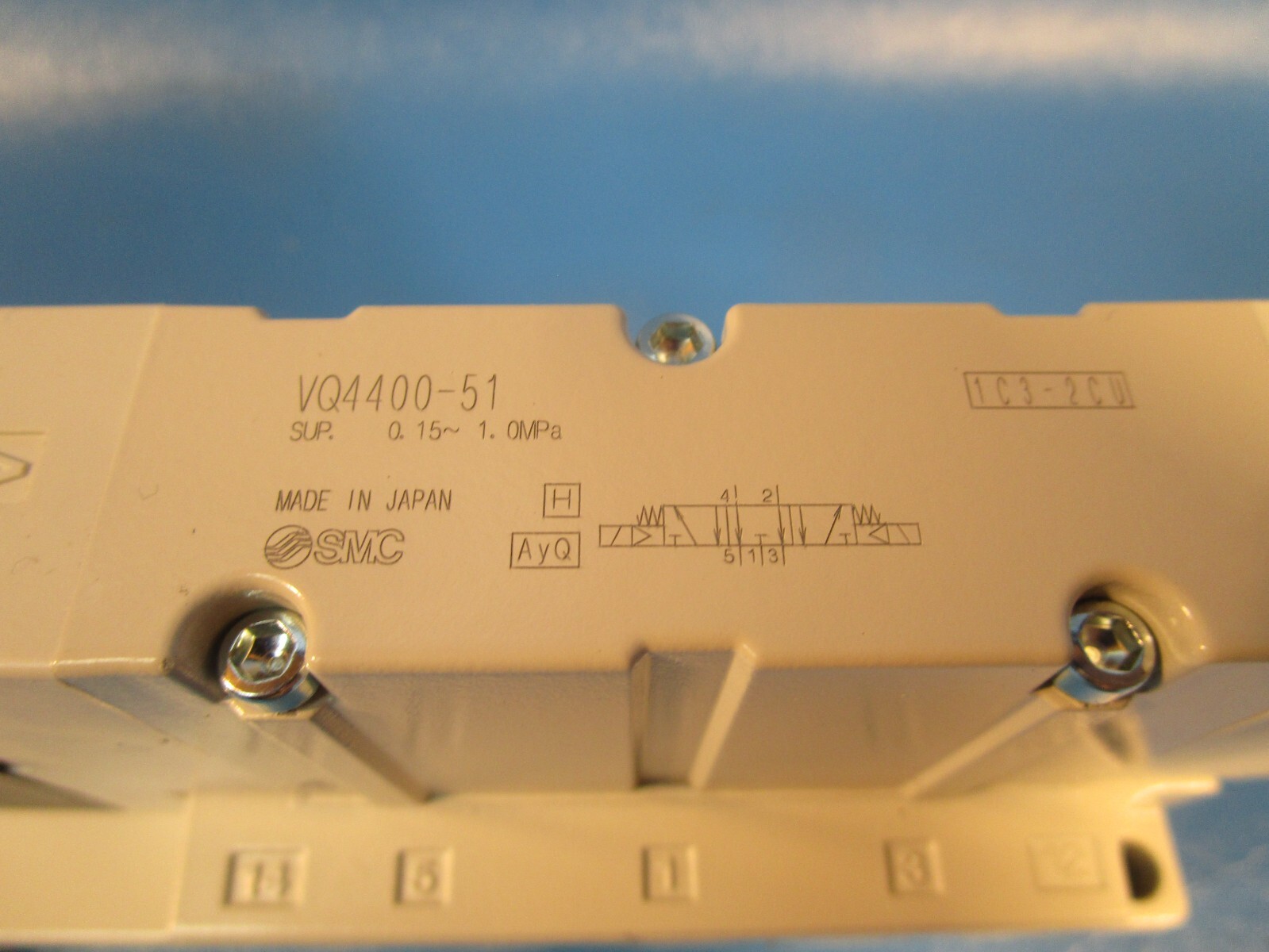 SMC VQ4400-51-02, SOLENOID VALVE, 3 position, plug-in(dc), VQ4000 VALVE, 4/5-POR