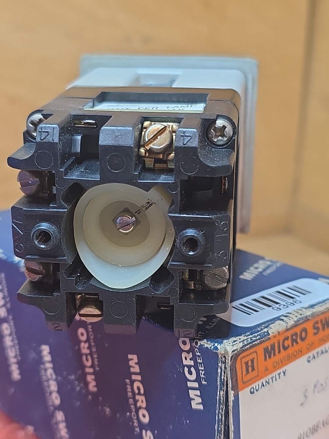 Micro Switch 910BFA011 Selector Switch 3 Position NEW