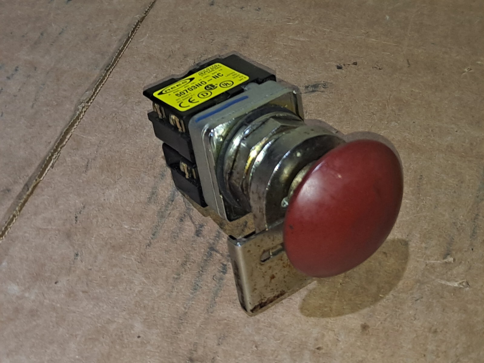 REES RED PUSH PULL LOCKOUT BUTTON W/ CONTACT 50703NO-NC / 50702 B NC FAST SHIP