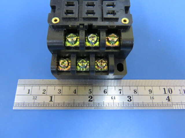 Aromat HP3-SF Qty of 2 per Lot Relay Socket Chassis Mount; includes clip (spri