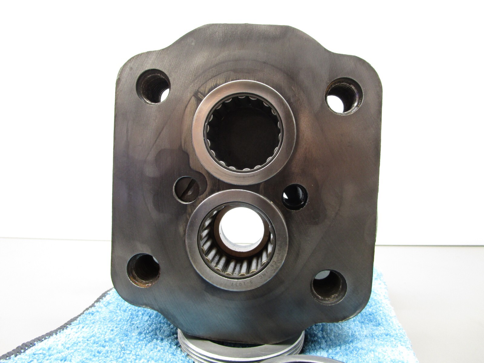 LYNCH Hydraulic Pump Tapered Bearing Front Cover Housing 2-Bolt Flange UA-1686-3