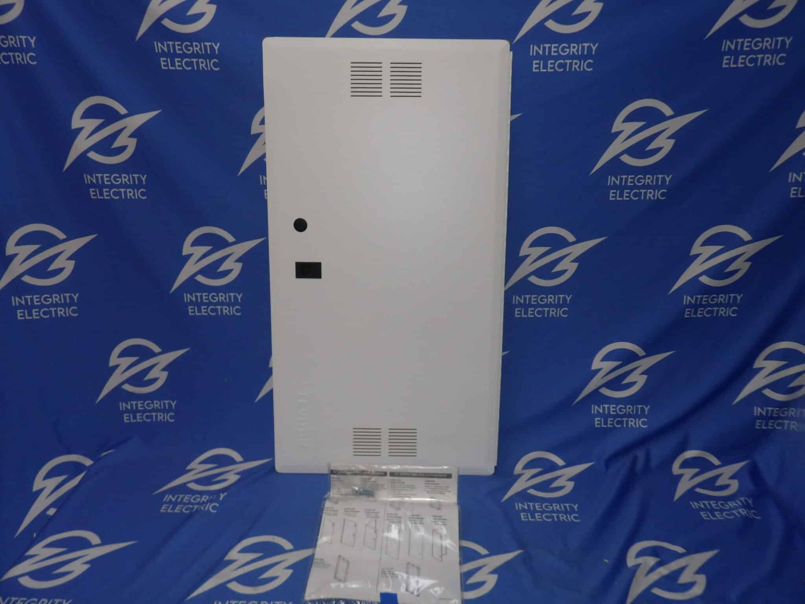 NIB Leviton 47605-28S 28″ Vented Hinged Door + 1 Year Warranty