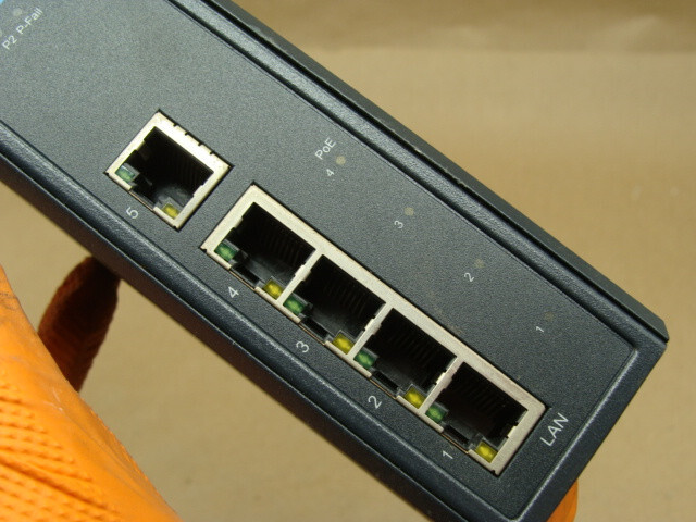 ADVANTECH 5-PORT INDUSTRIAL UNMANAGED ETHERNET SWITCH W/4-PORT PoE EKI-2525PA