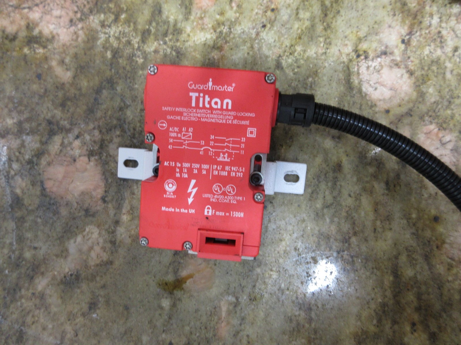 TITAN GUARDMASTER IP67 IEC947-5-1 EN1088 EN 292 A300 TYPE 1 M20 24V M2D SWITCH