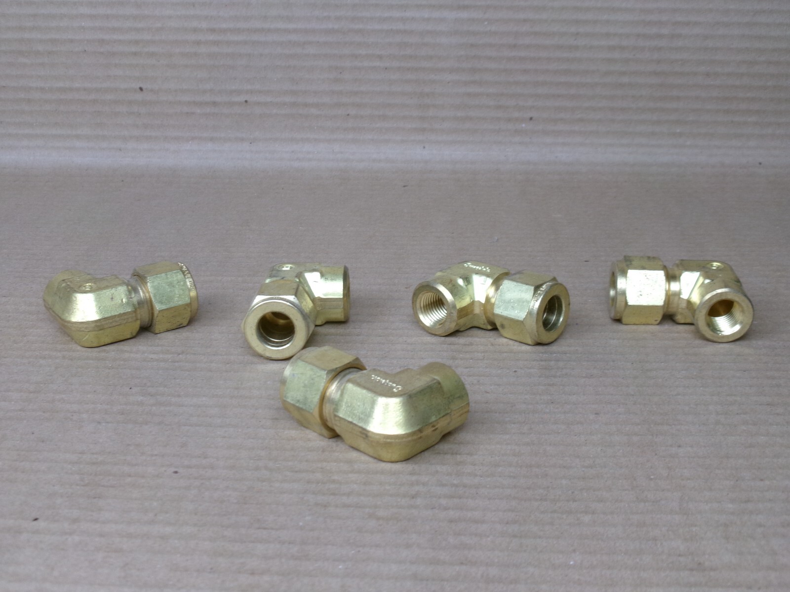 NEW LOT OF 5 PARKER/SWAGELOK BRASS 90 DEGREE FEMALE ELBOW 1/2″ TUBE OD