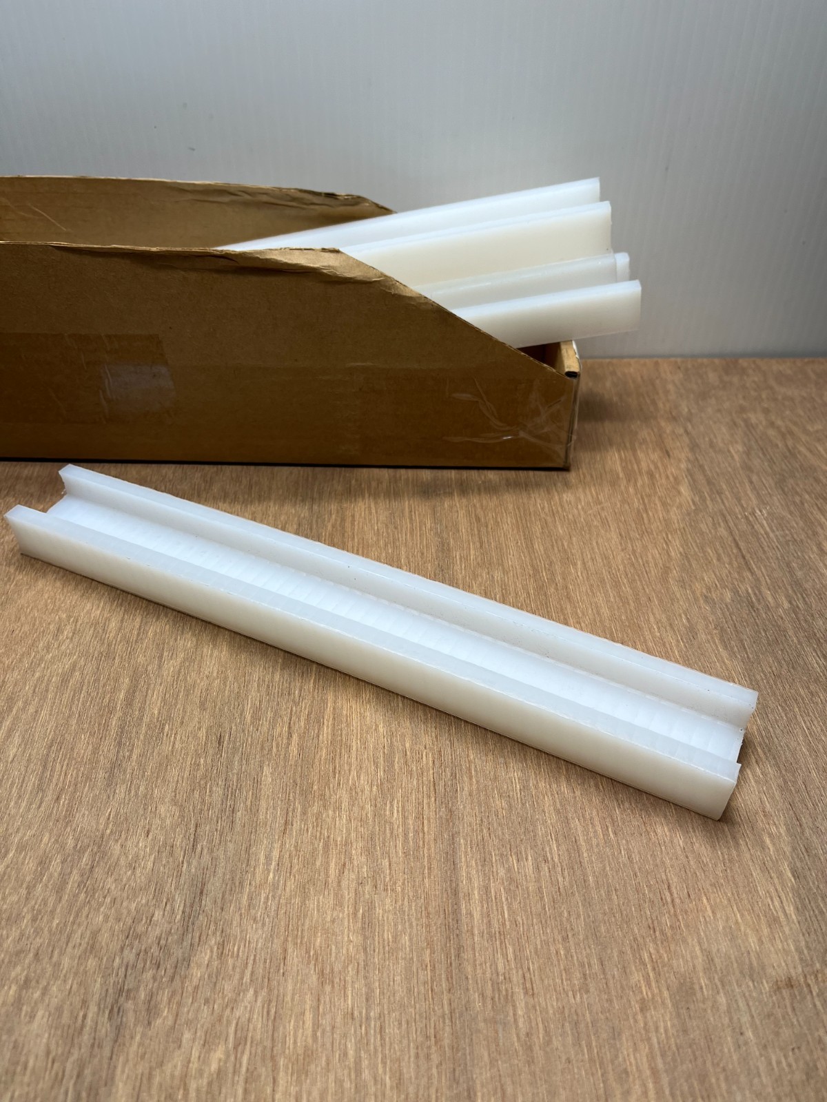 1-1/2″ W X 7/8″ H 12″ L 1/4″ Leg 1″ W Slot UHMW Polyethylene U-Channel White USA