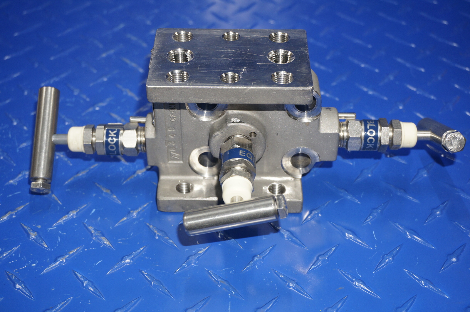 ANDERSON GREENWOOD MANIFOLD MT3VIS-2 3 VALVE MANIFOLD NEW
