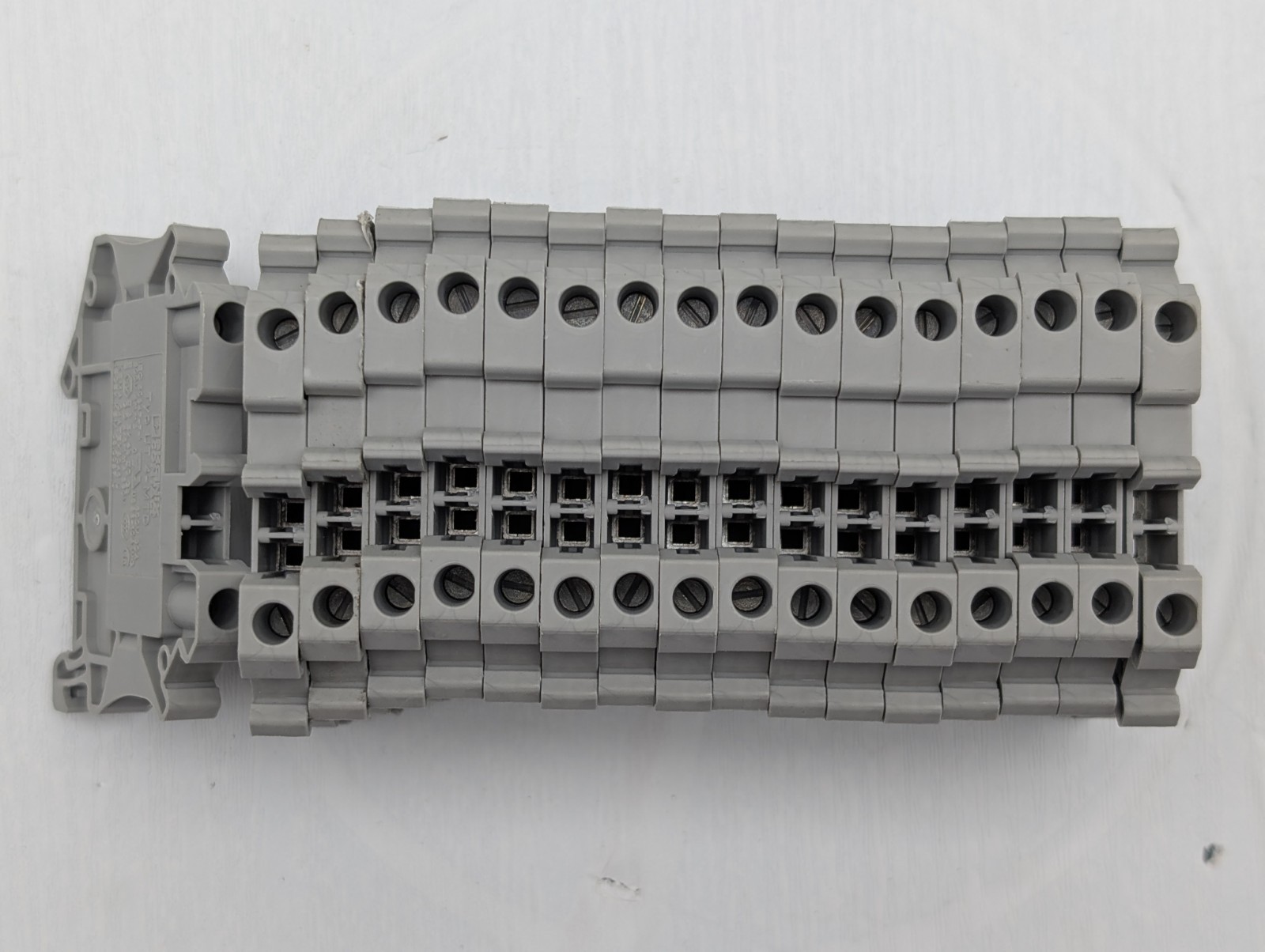 (X17) Phoenix 3046184 UT 4-MTD Terminal Blocks NEW