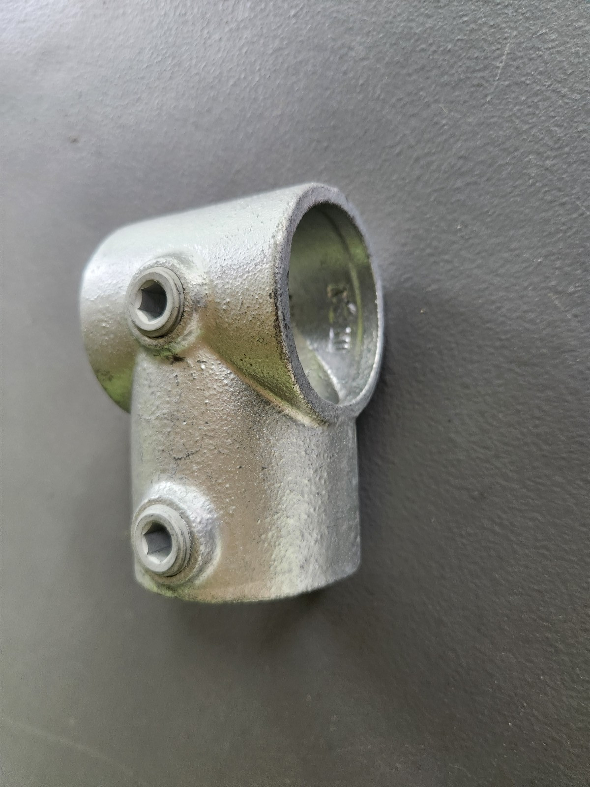 Kee Safety – 10-8 – Kee Klamp Single Socket Tee, 1-1/2″ Dia.