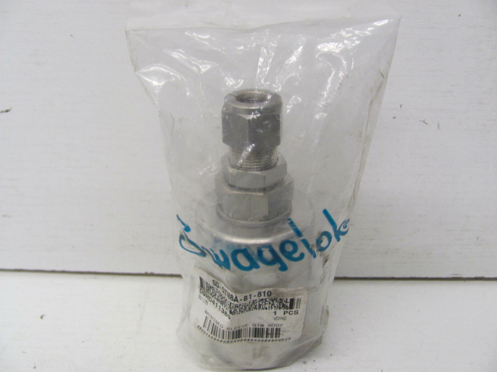 SWAGELOK STAINLESS STEEL QUICK CONNECT BULKHEAD SS-QTM8A-B1-810
