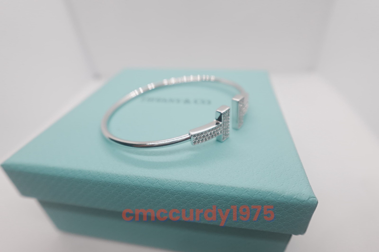 Gift.Tilffany & Co Wire bracelet in white gold and diamonds
