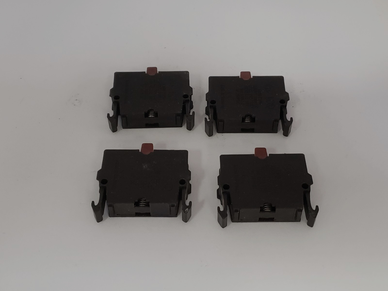 EATON M22-KC01 CONTACT BLOCK 230-500V 24-200V DC 1NC (LOT OF 4) NNB