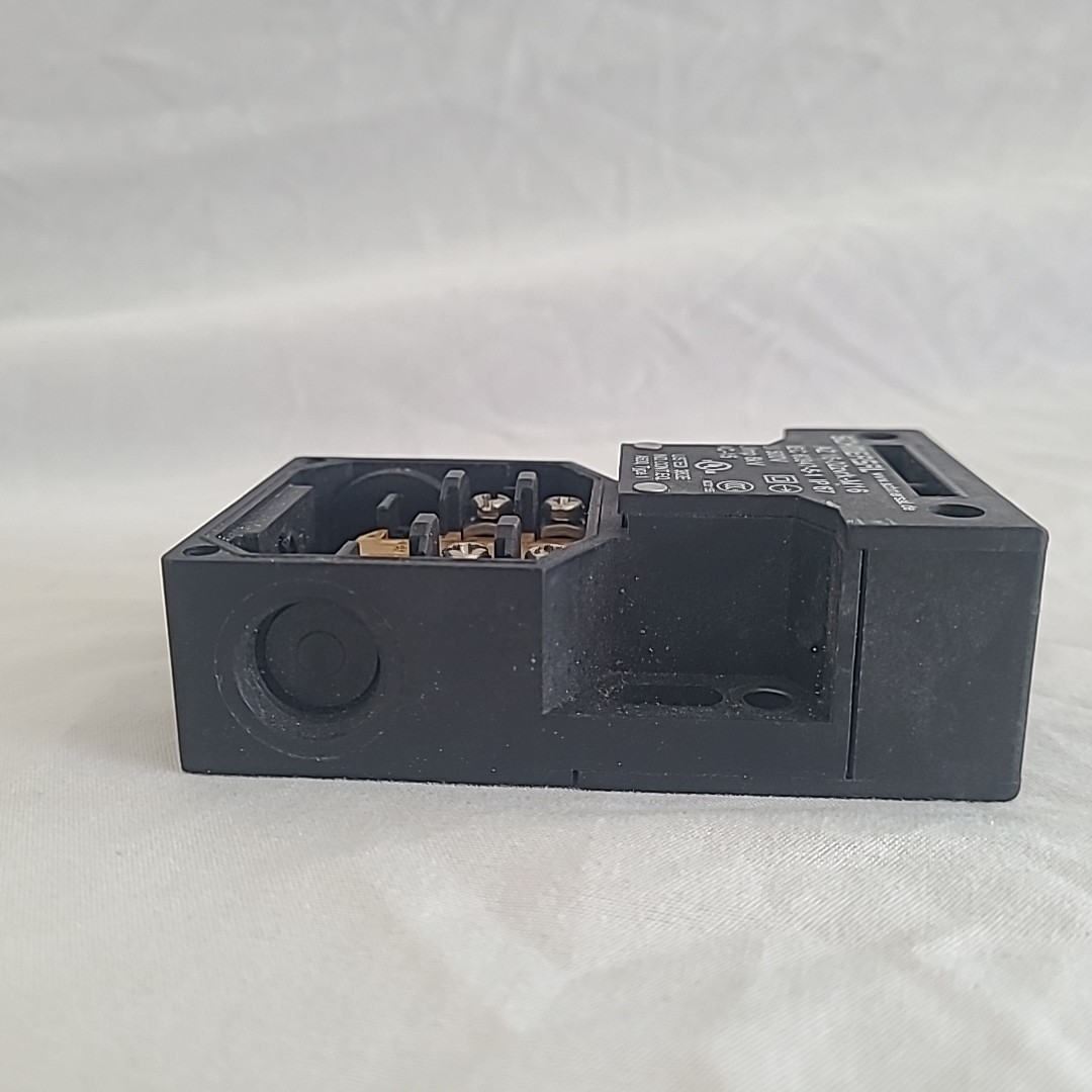 Schmersal AZ 16-02 ZVRK-M16 Interlock IEC 60947-5-1 IP 67 Ui 500V Uimp 6kV AC-15
