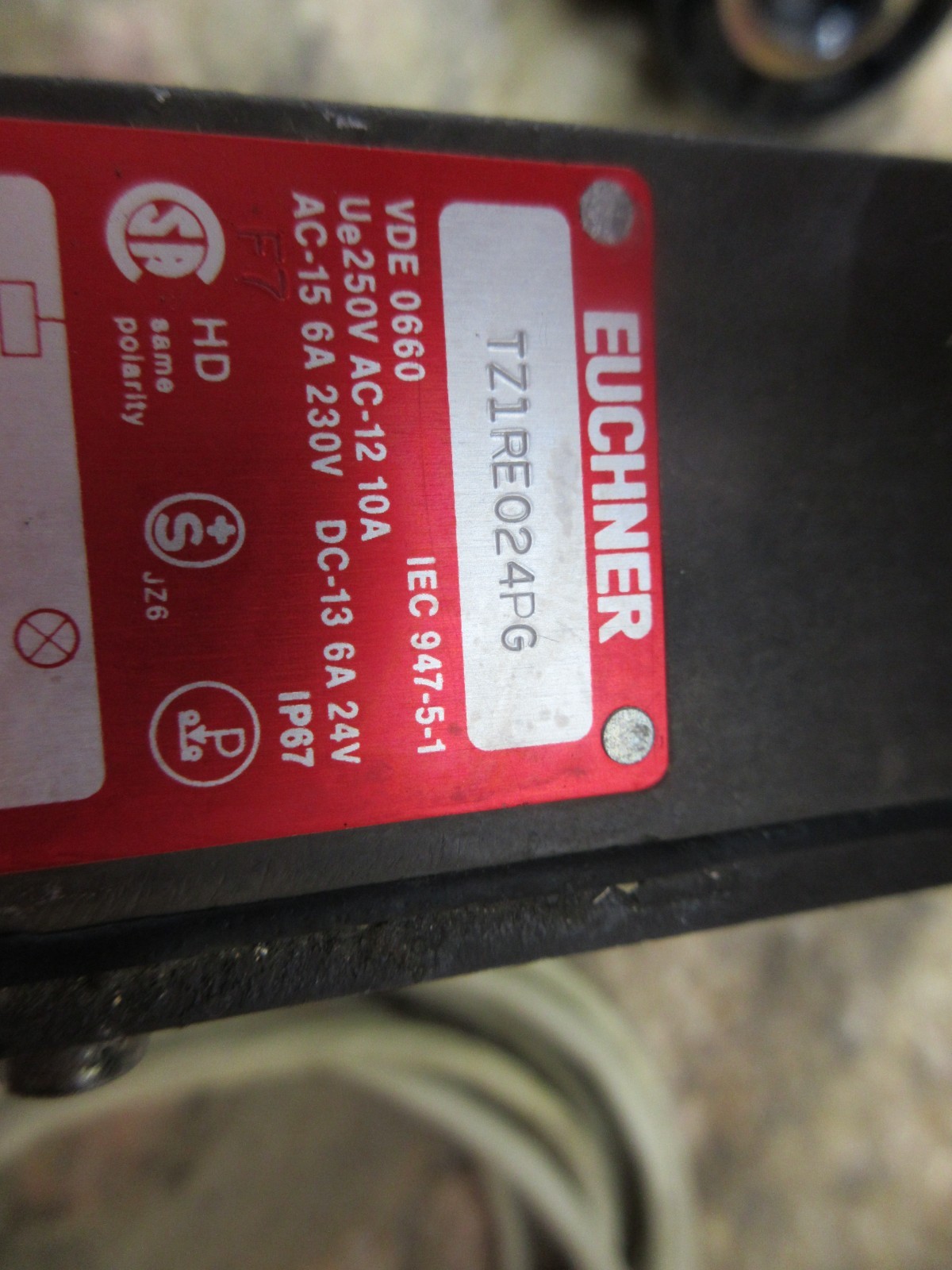 HARDINGE GT-27 EUCHNER INTERLOCK SWITCH TZ1RE024PG-R C1635 AC-15 6A 23V D6