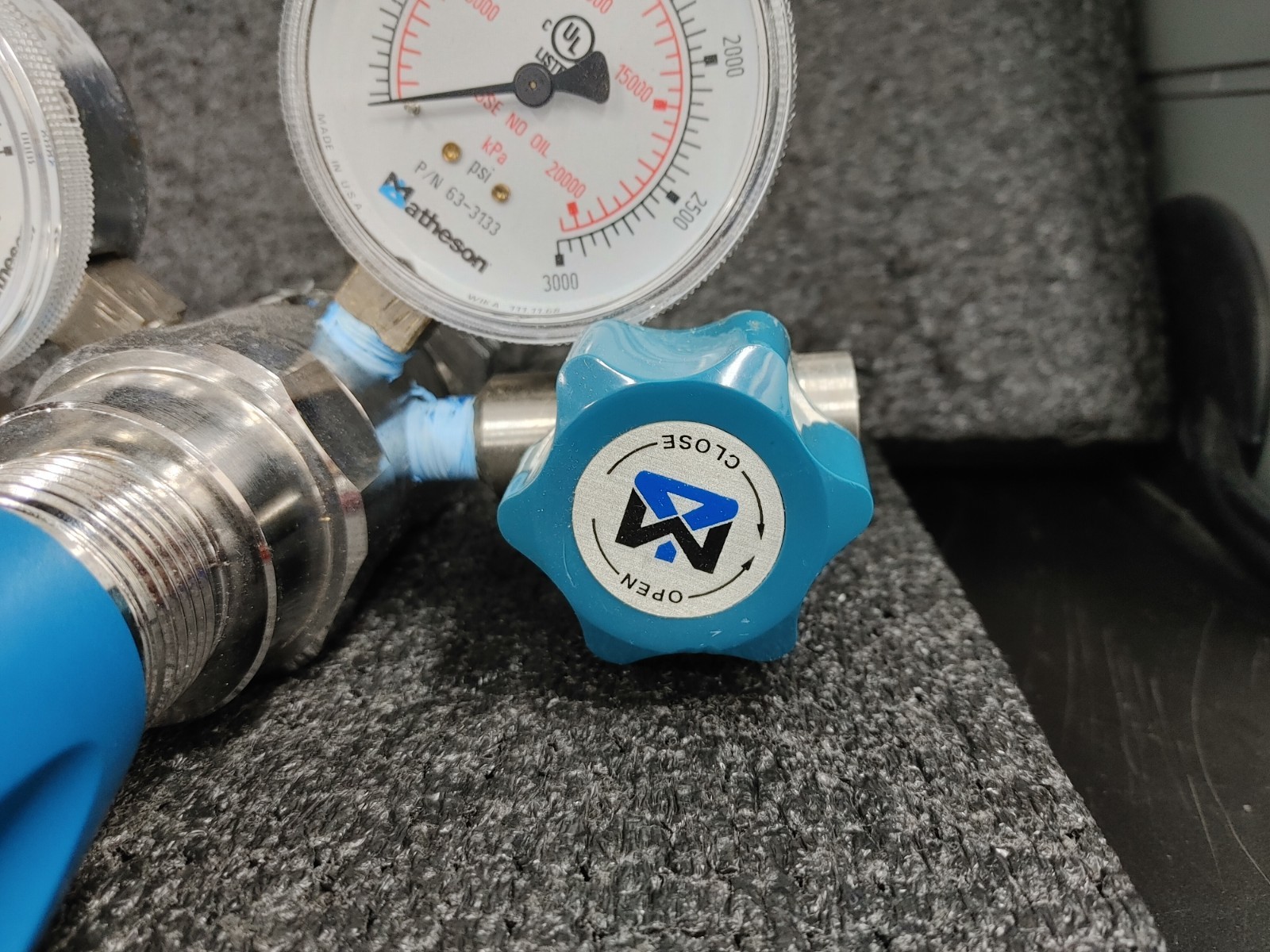 MATHESON High Purity Regulator with HARRIS Valve and Pressure Gauges
