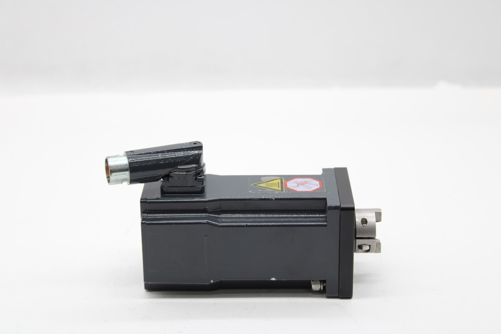 Beckhoff AM8121-0F10-0000 Servo Motor – No Cable