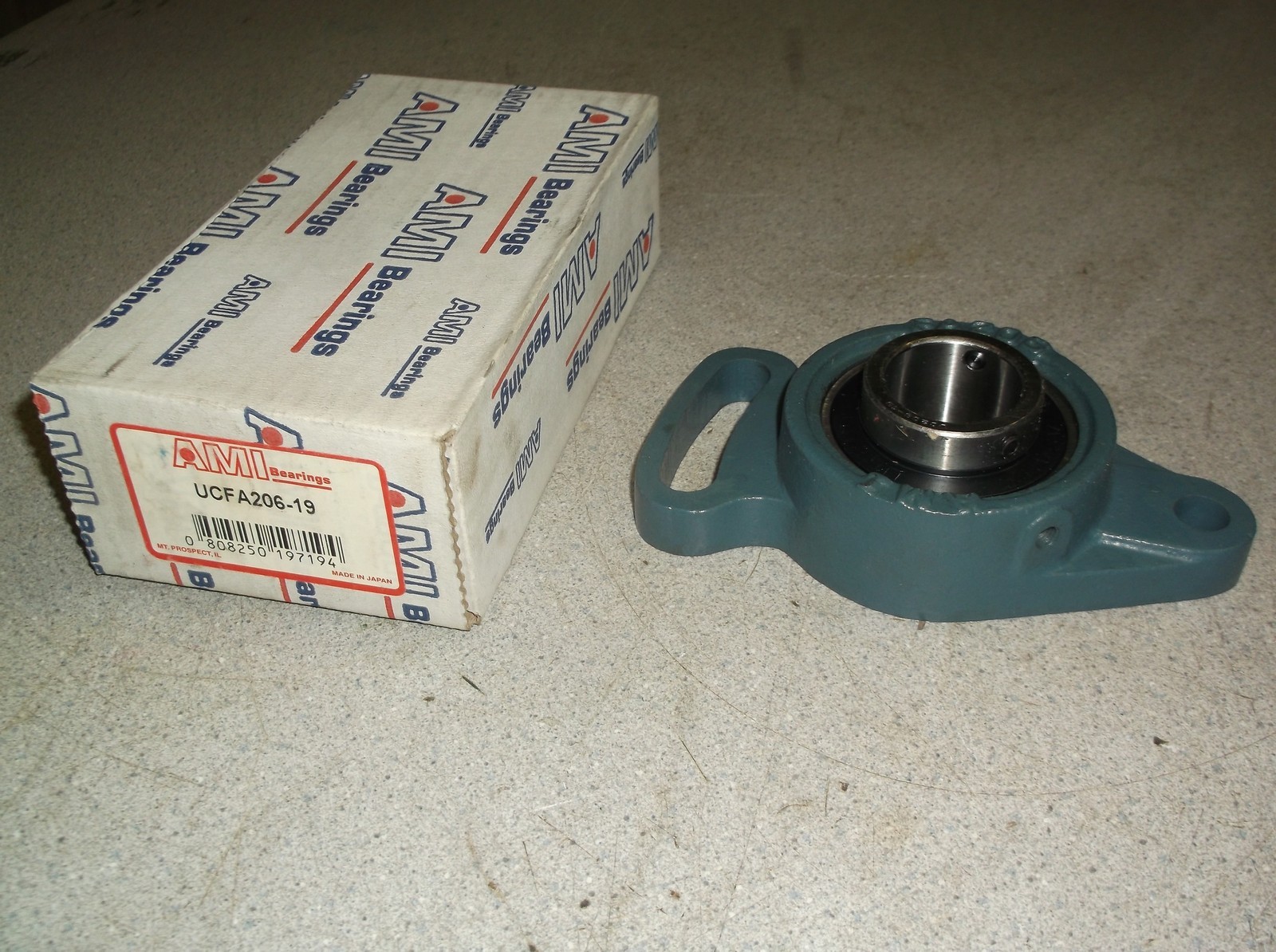NEW AMI UCFA206-19 Flange Mounted Bearing *FREE SHIPPING*