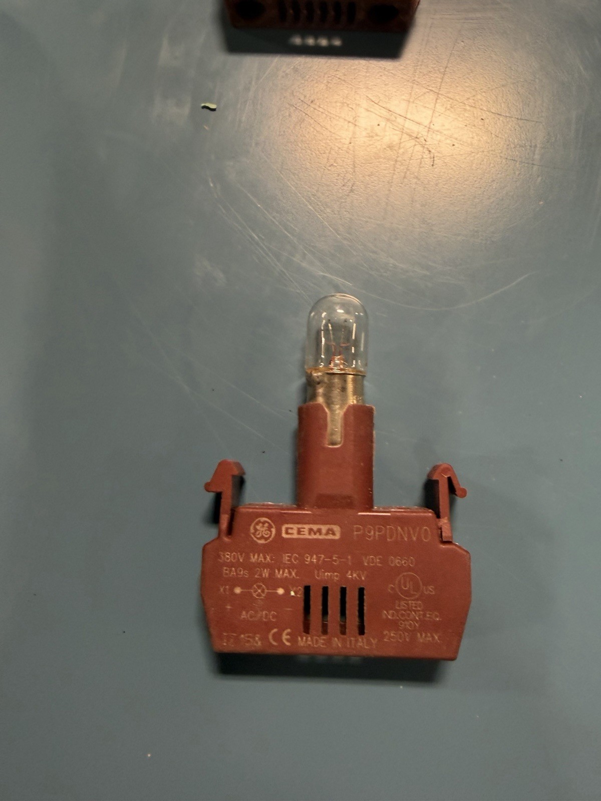 NEW General Electric P9PDNV0 Lamp Holder GE P9PDNVO Red