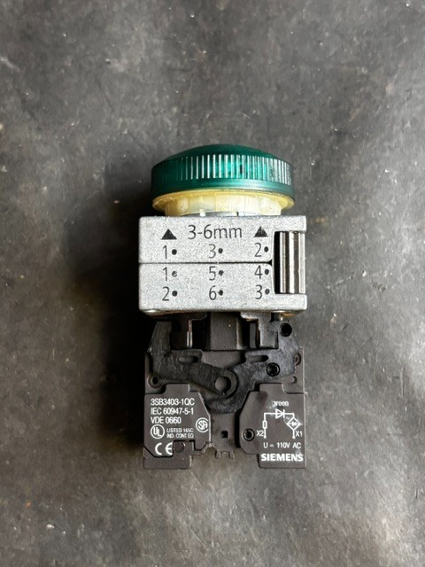SIEMENS 3SB3403-1QC GREEN PILOT LIGHT ($10 OBO)
