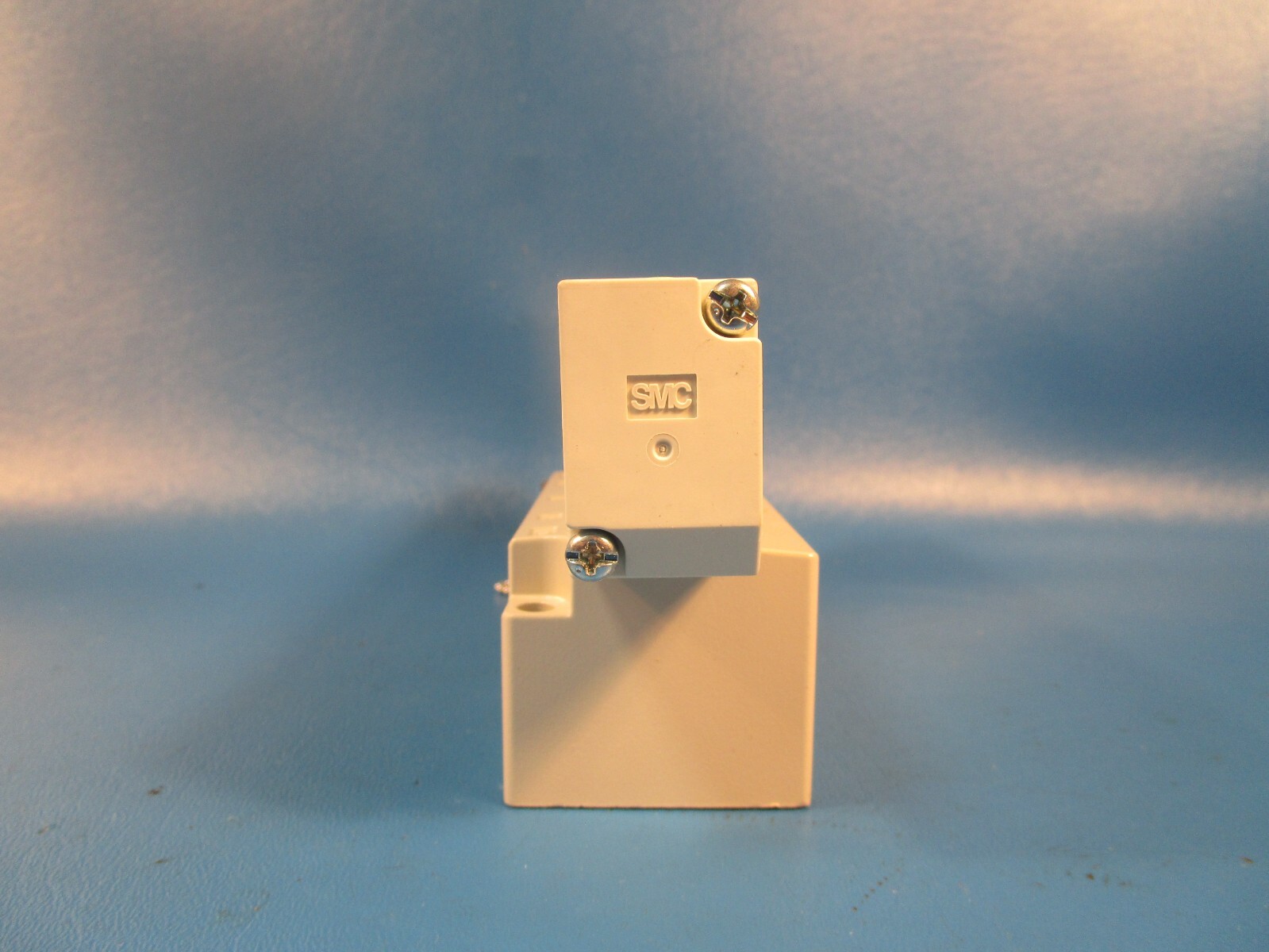 SMC VQ4400-51-02, SOLENOID VALVE, 3 position, plug-in(dc), VQ4000 VALVE, 4/5-POR