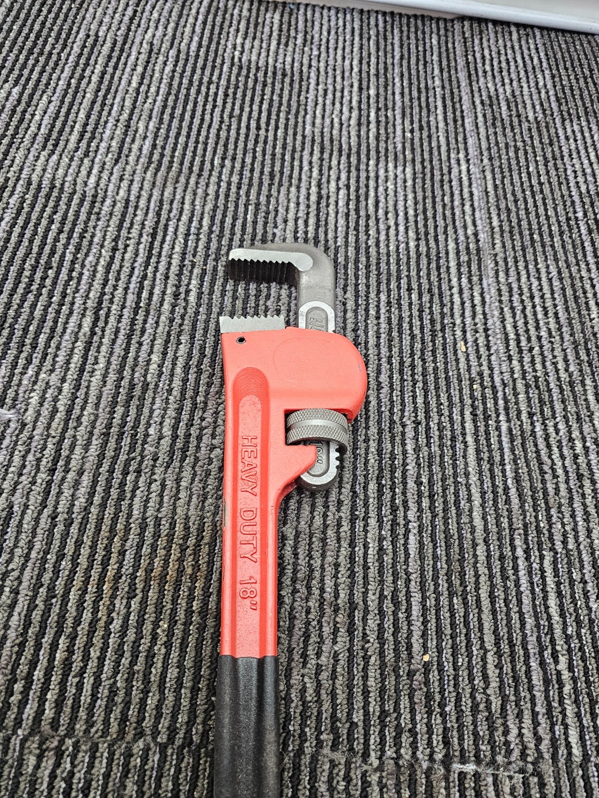 18″ Serrated Jaws Straight Pipe Wrench 16″ L x 3″ W