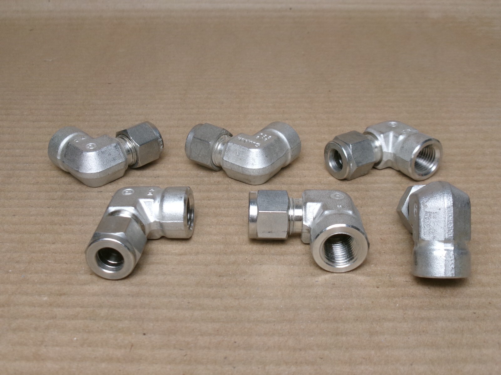 NEW LOT OF 6 PARKER/SWAGELOK 1/2″ FEMALE NPT 90° STAINLESS ELBOW TO 3/8″ TUBE OD