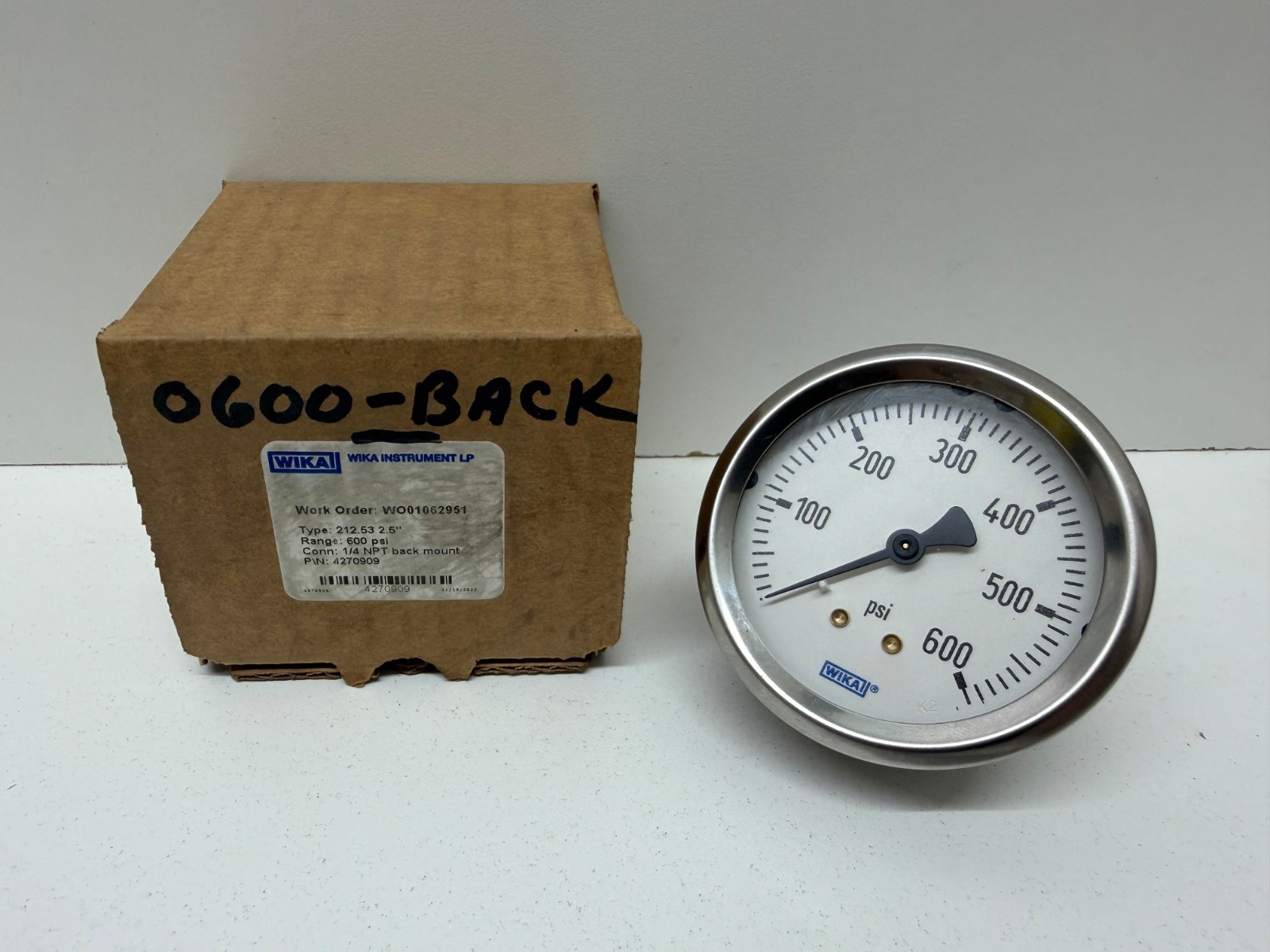 NEW IN BOX! WIKA 600PSI 1/4″ NPT PRESSURE GAUGE 212.53 2.5″ 4270909