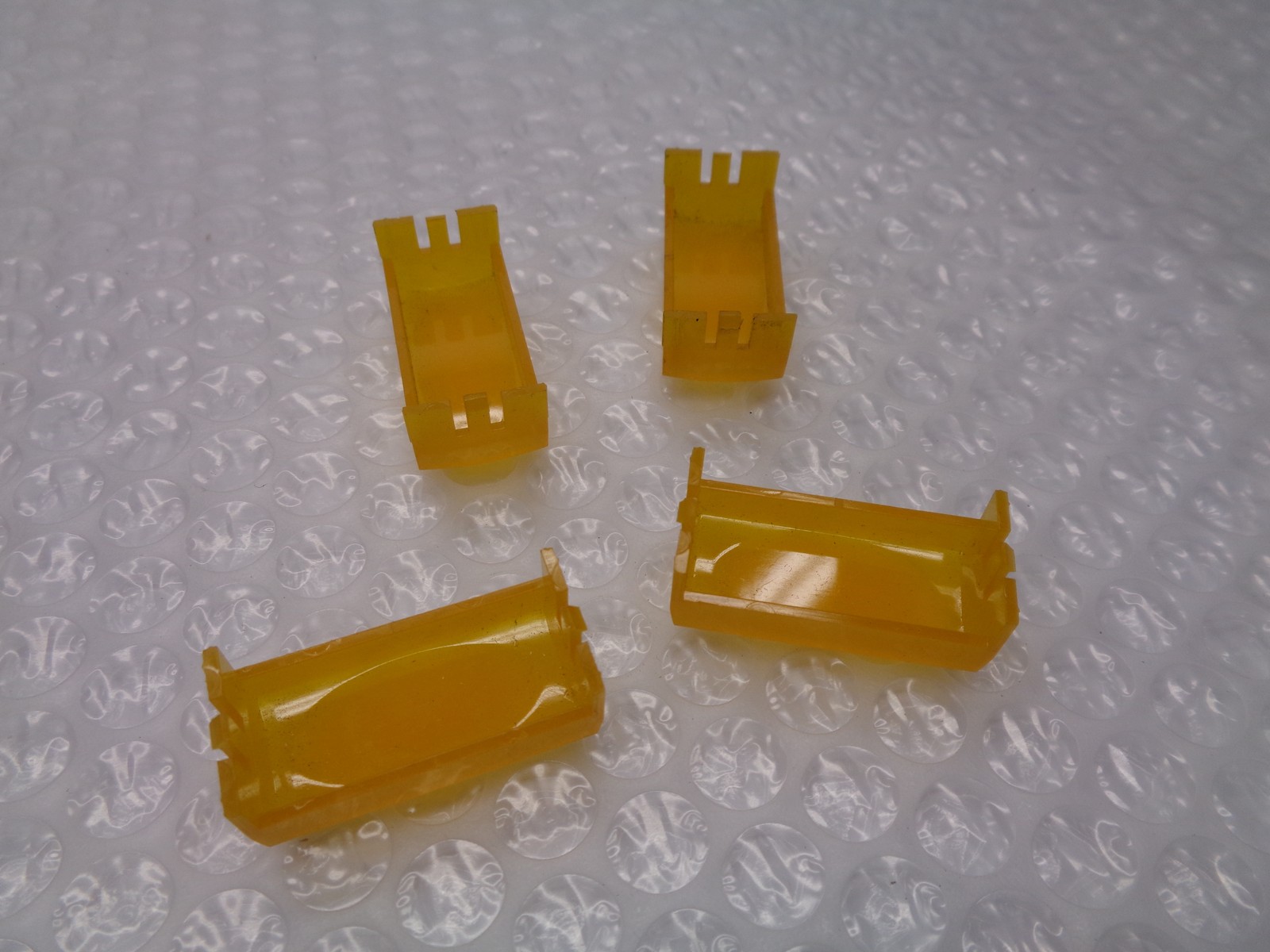 INDUSTRIAL SPARE E30KG30 LENS AMBER LOT OF 4 NSNP