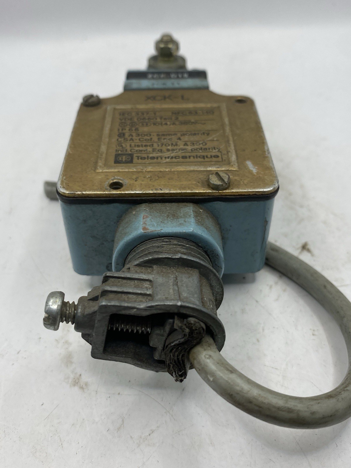 TELEMECANIQUE XCK-L LIMIT SWITCH W/ ZCK-L1 BODY W/ ZCK-D15 OPERATOR HEAD