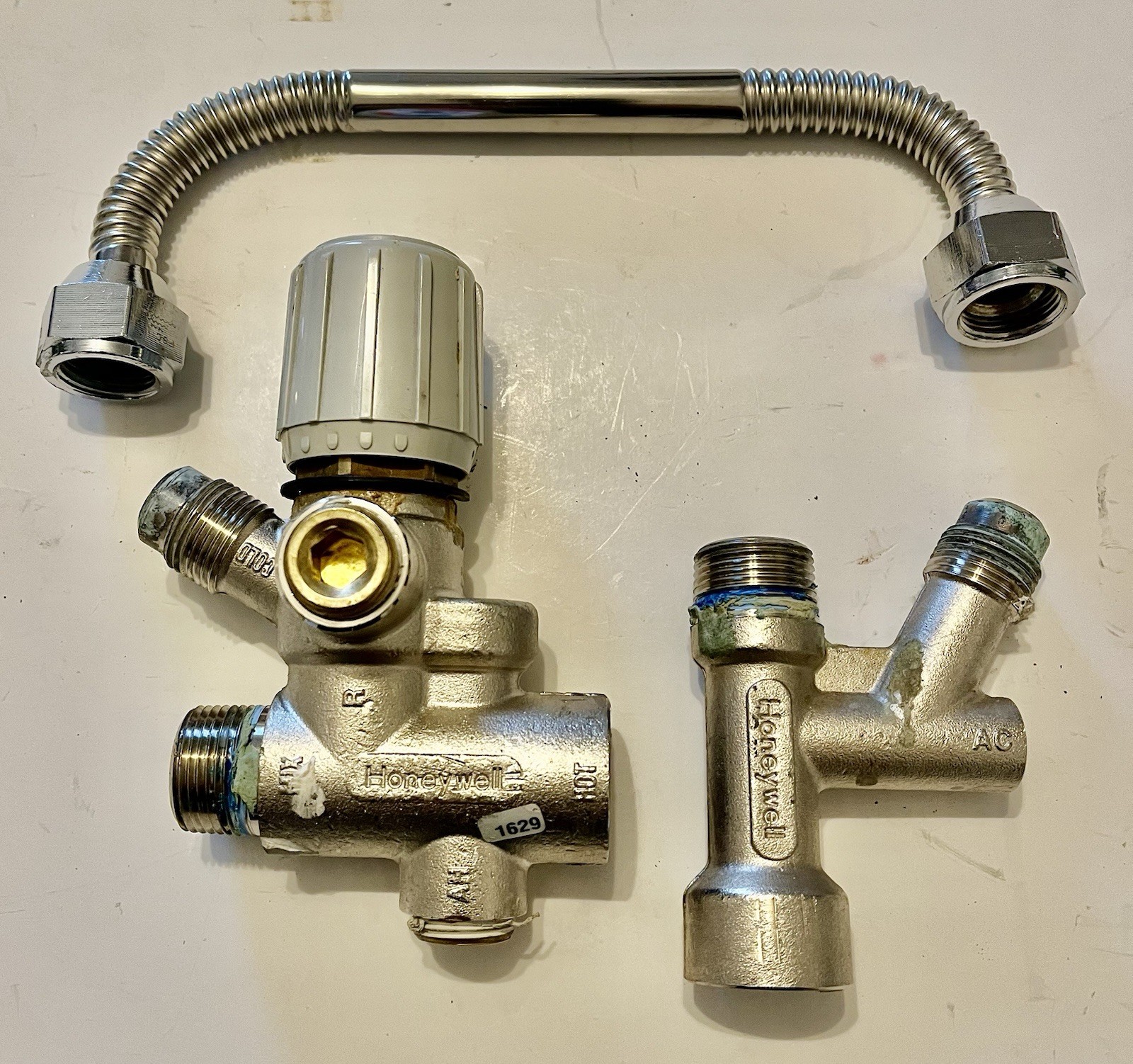 Honeywell AMX300TLF Direct Connect 3/4” Mixing Valve 8″ SS Corrugated Connector