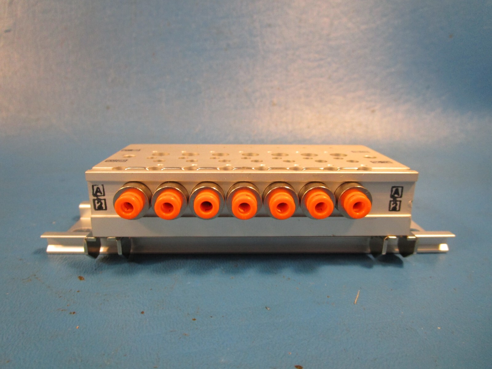 SMC VV3QZ15-07N1C-D mfld, plug-in, vqz100, VV3QZ* MANIFOLD VQZ 3-PORT