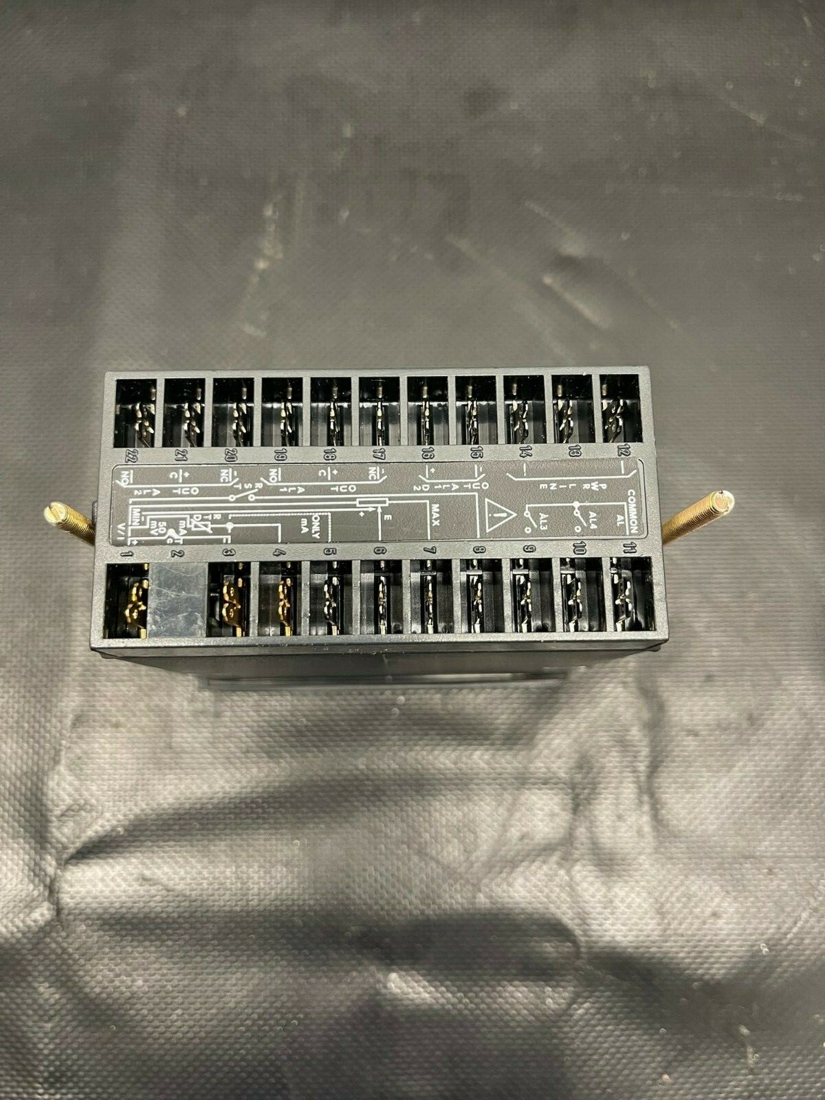 Gefran 201-2-2R-1, 240VAC, 50/60Hz, 6VA