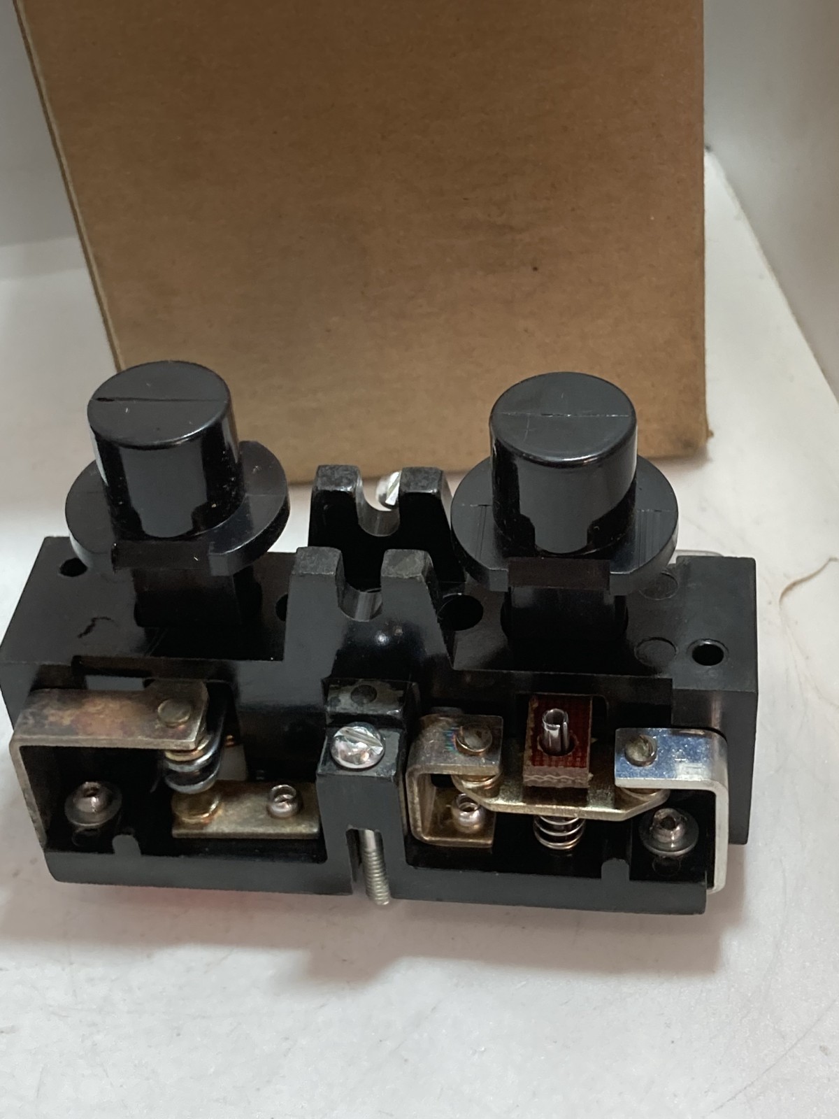 HUBBELL 28318-006 PUSHBUTTON INSERT PLUG-IN SINGLE SPEED PG6 NIB