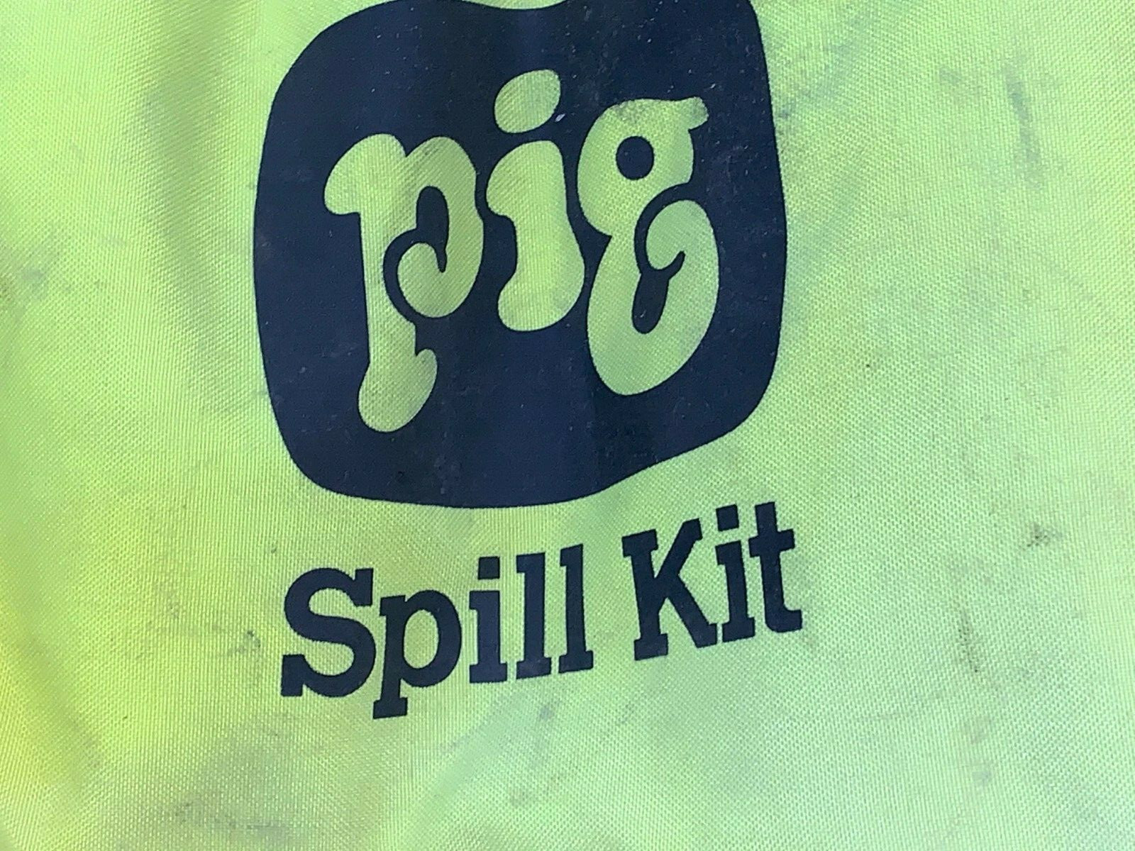 PIG SPILL KIT IN STOWAWAY BAG 622 6.5 GALLON CAP. UNIVERSAL/ OIL/ WATER/ SOLVENT