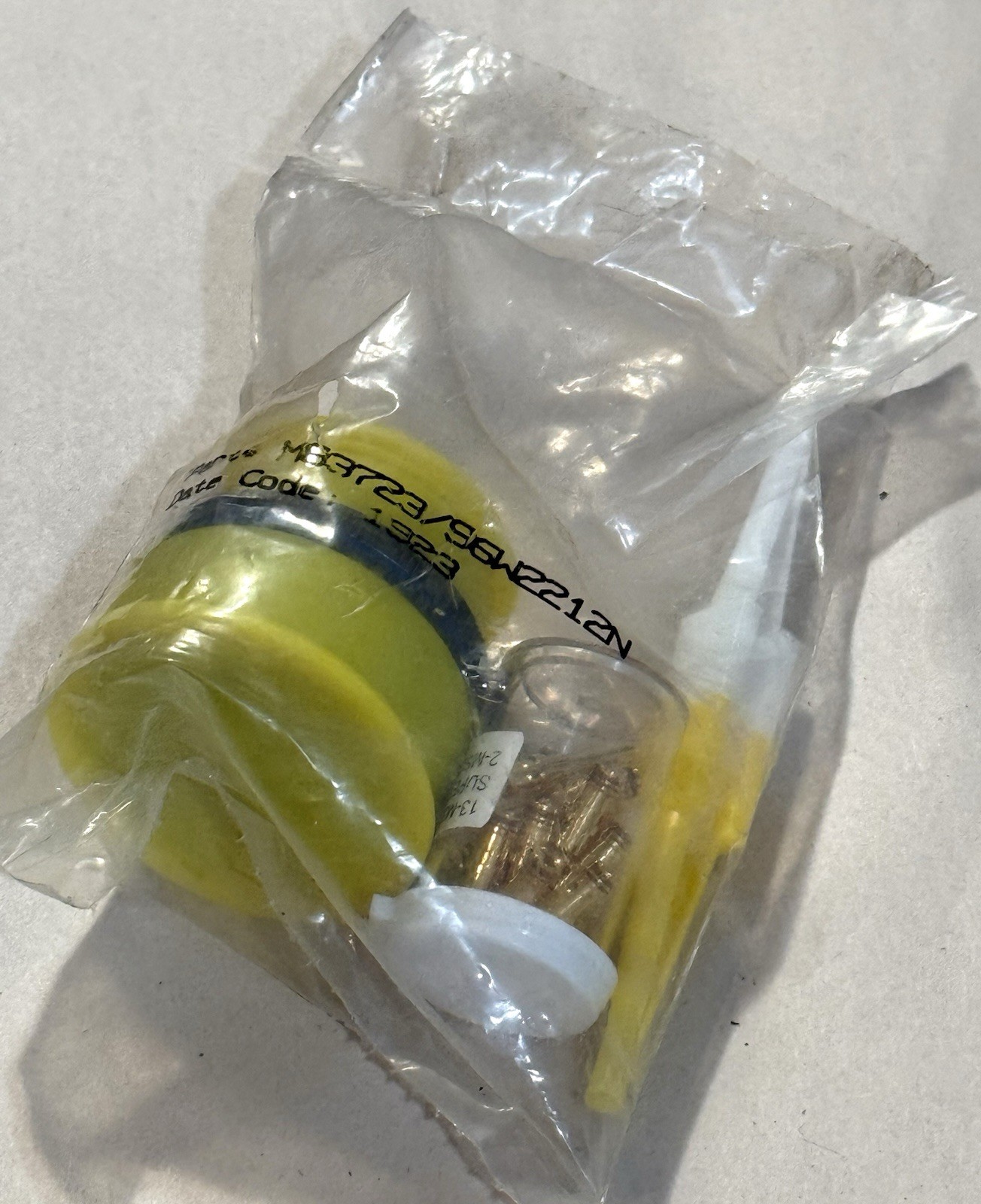 One SEALED AMPHENOL M83723/96W2212N 12 Position Circular Connector Plug