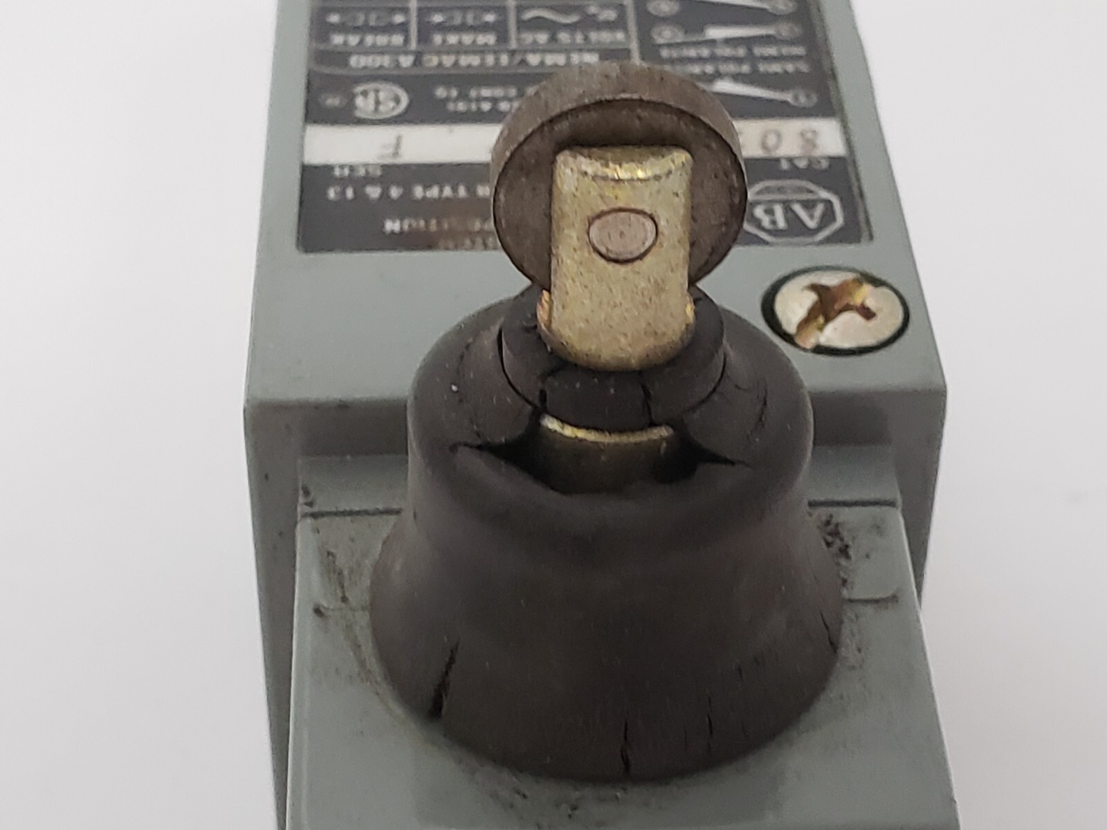 ALLEN BRADLEY 802T-K1TP LIMIT SWITCH 10A HORIZONTAL SIDE PUSH ROLLER SERIES F