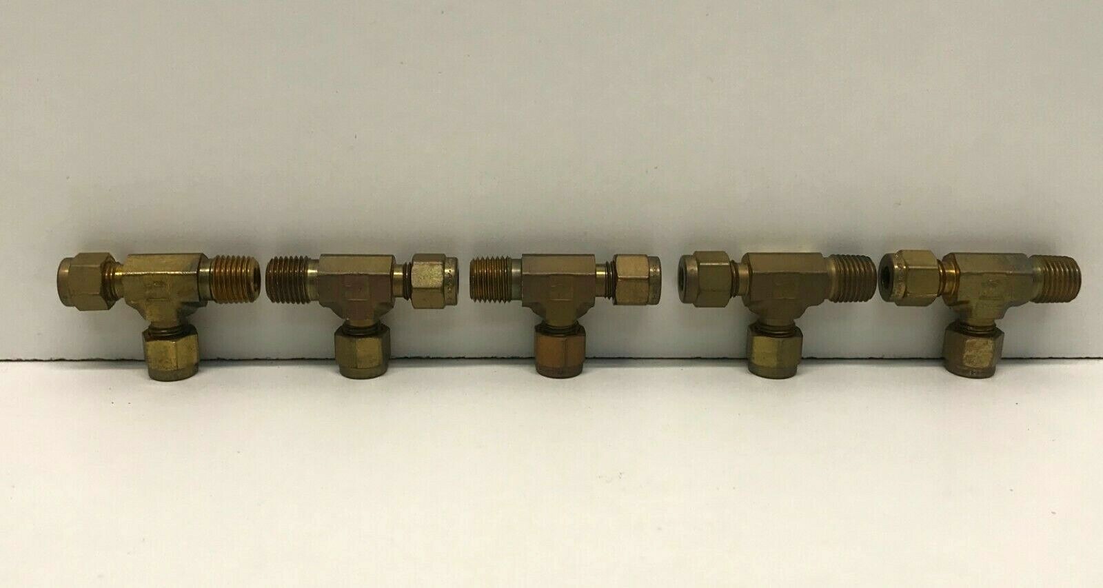 LOT OF (5) NOS! PARKER 1/4″ TUBE OD X 1/4″ MNPT BRASS MALE RUN TEES 4MRT4N-B