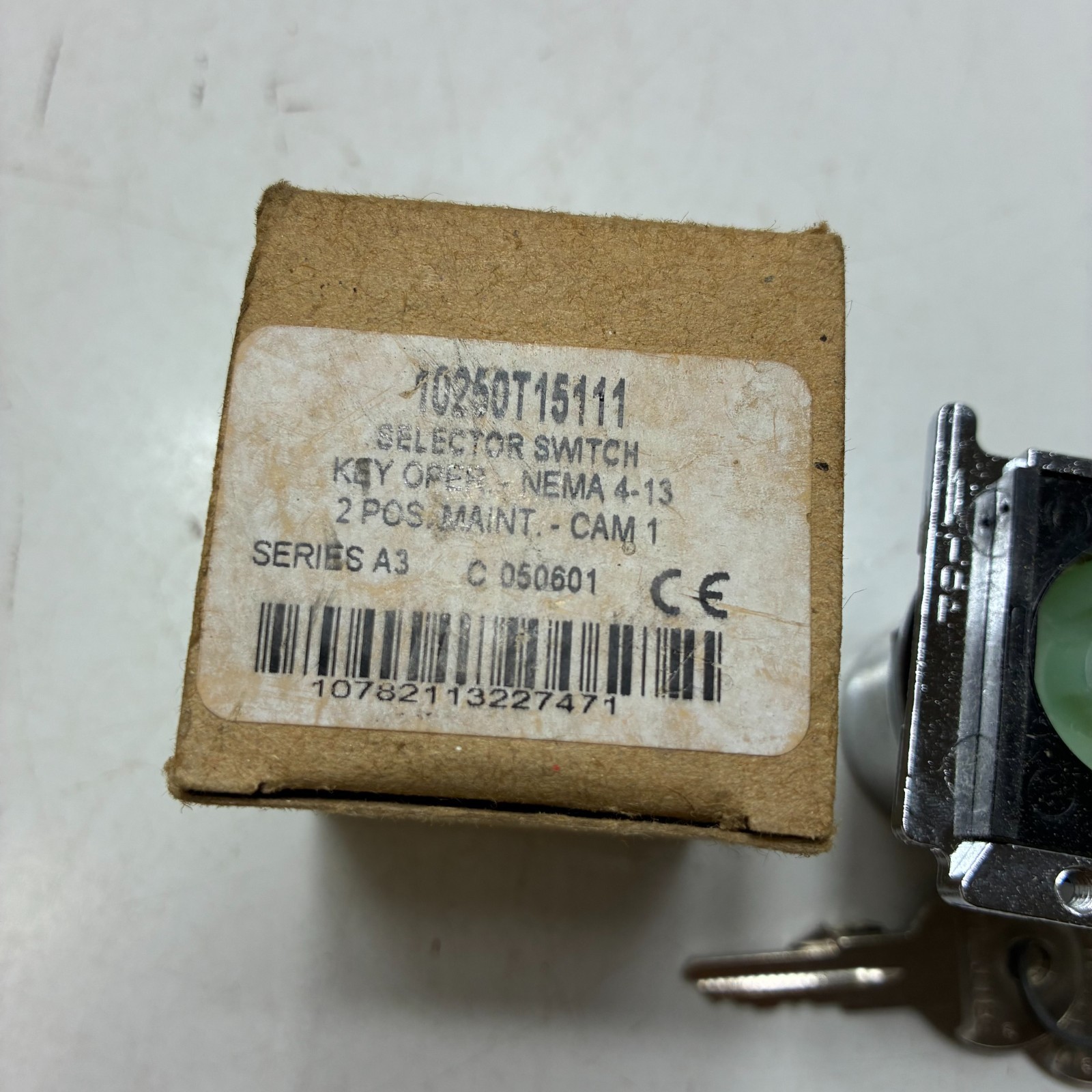 CUTLER HAMMER 10250T15111 SELECTOR SWITCH OPERATOR 2 POS. MAIN KEY