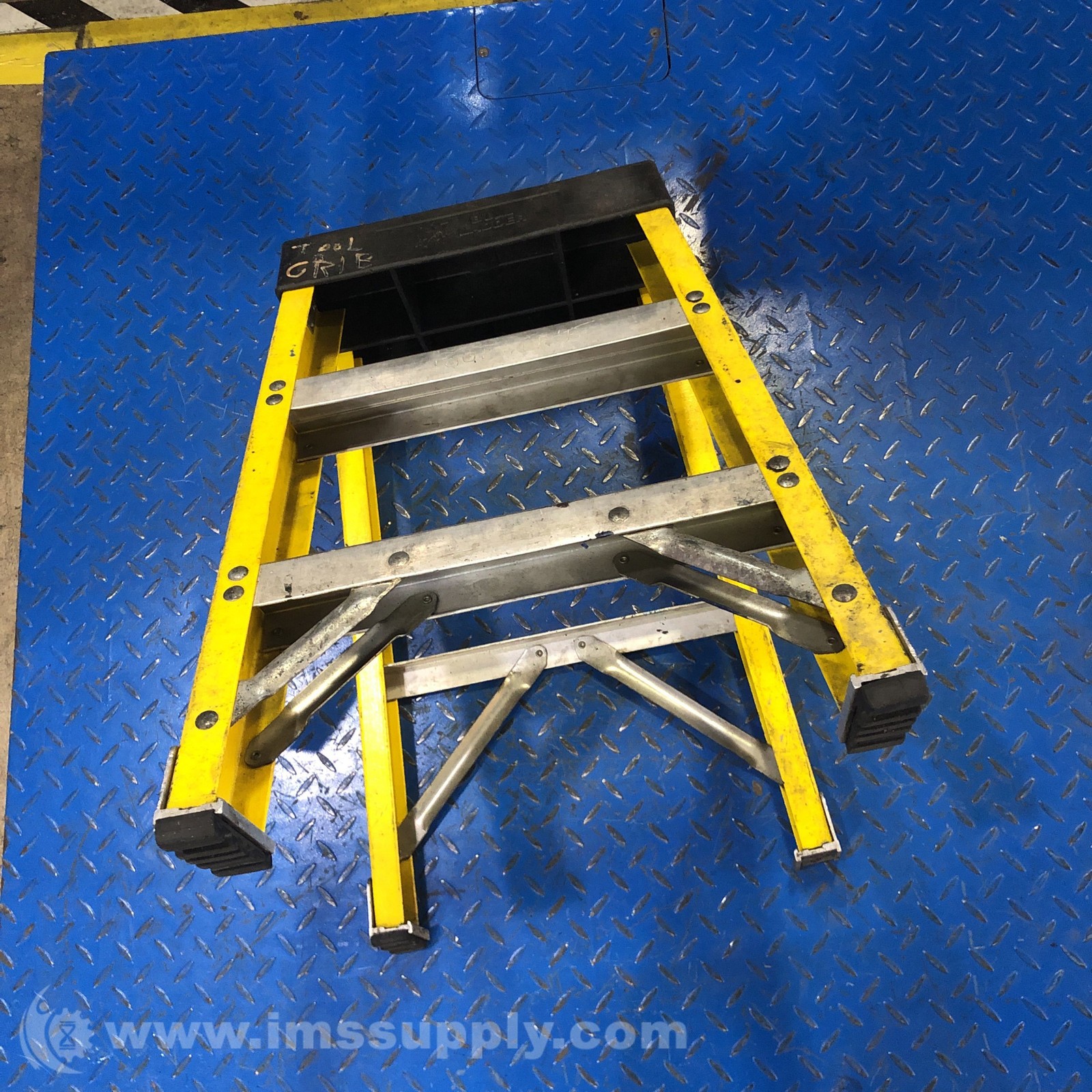 15″ x 20″ x 25″ Steel Step Stool Ladder USIP