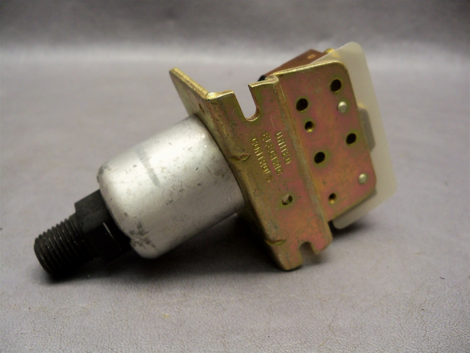 J54SD United Electric Controls 25 8014 Pressure Switch 15A 125, 250 or 277 VAC