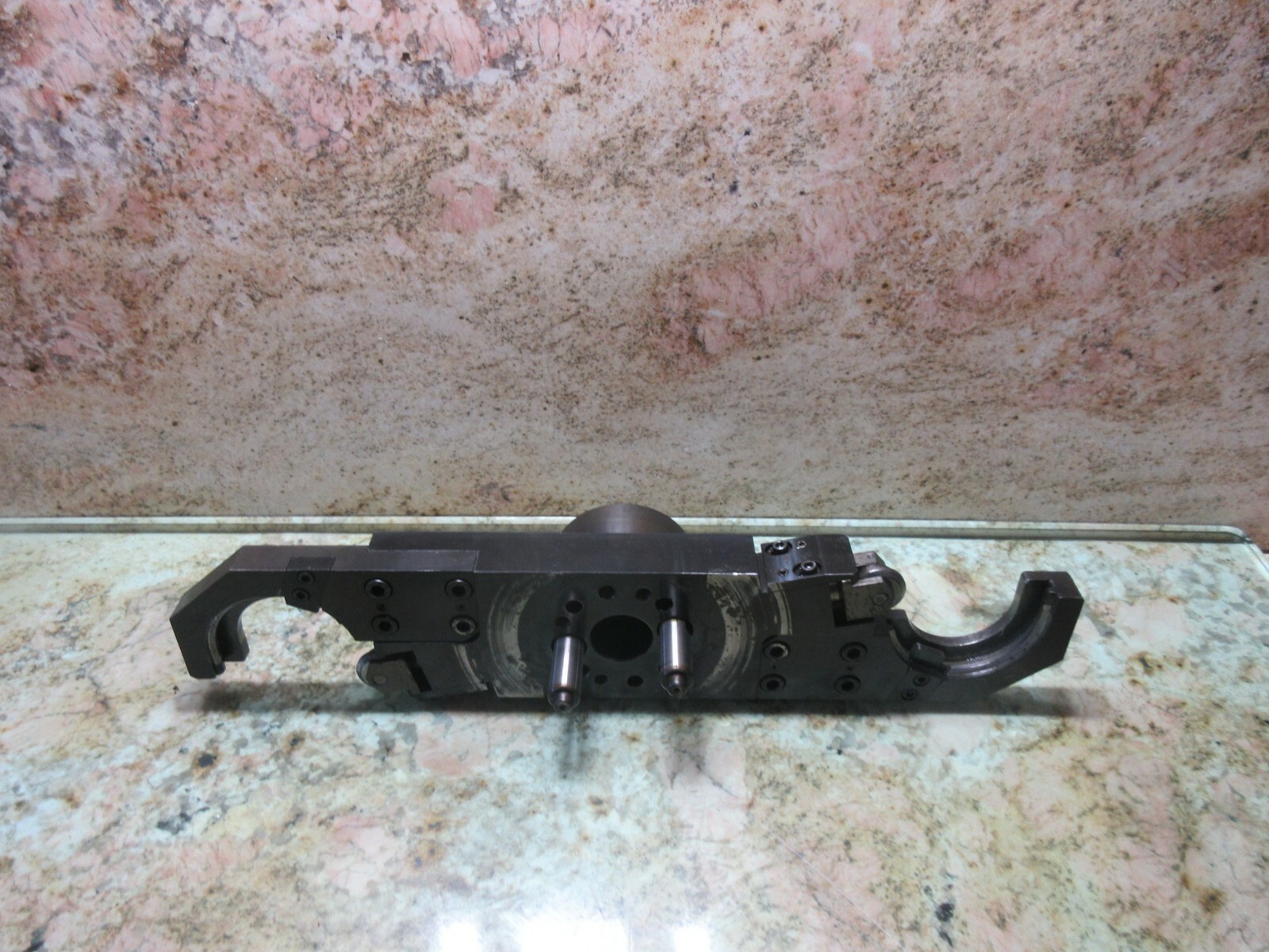 OKUMA MC-4VB CNC VERTICAL MILL TOOL CHANGER CAROUSEL ARM HOLDER