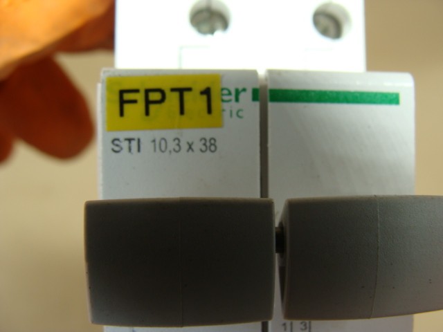 LOT OF 2 SCHNEIDER FUSE HOLDERS A9N15651 STI 10,3X38 500V 2 POLE