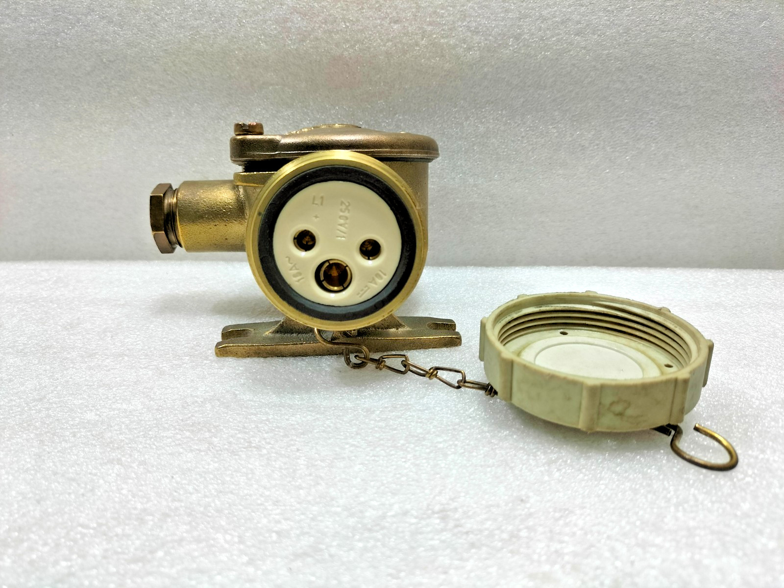 WISKA BRASS HNA SOCKET 250V 16A IP56