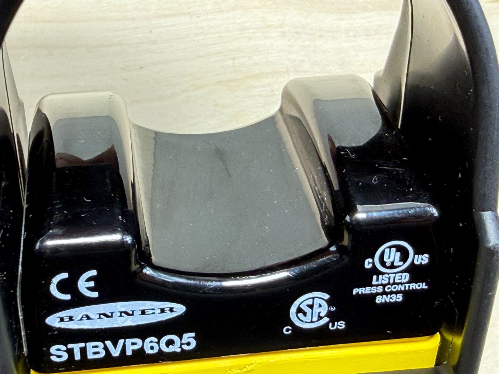 Banner STBVP6Q5 STB Series Safety Touch Button, Quick Connect, PNP, 10-30 VDC