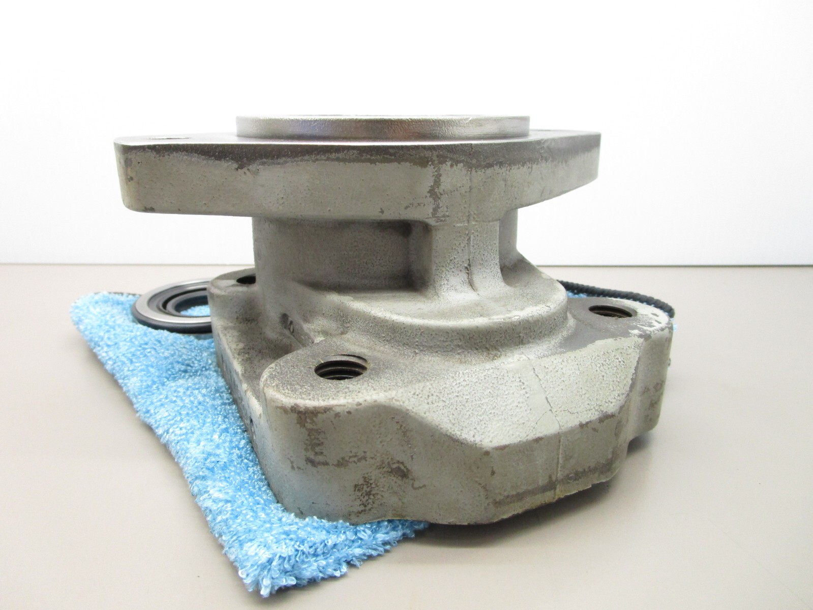 LYNCH Hydraulic Pump Tapered Bearing Front Cover Housing 2-Bolt Flange UA-1686-3