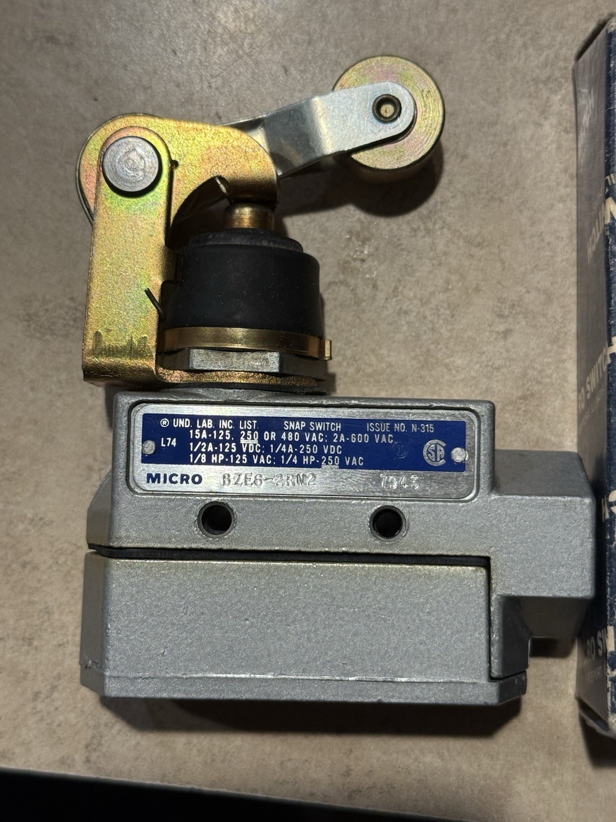 1 x NEW MICROSWITCH BZE6-2RN2 LIMIT SWITCH, for HONEYWELL BZE6 Series Switch NOS