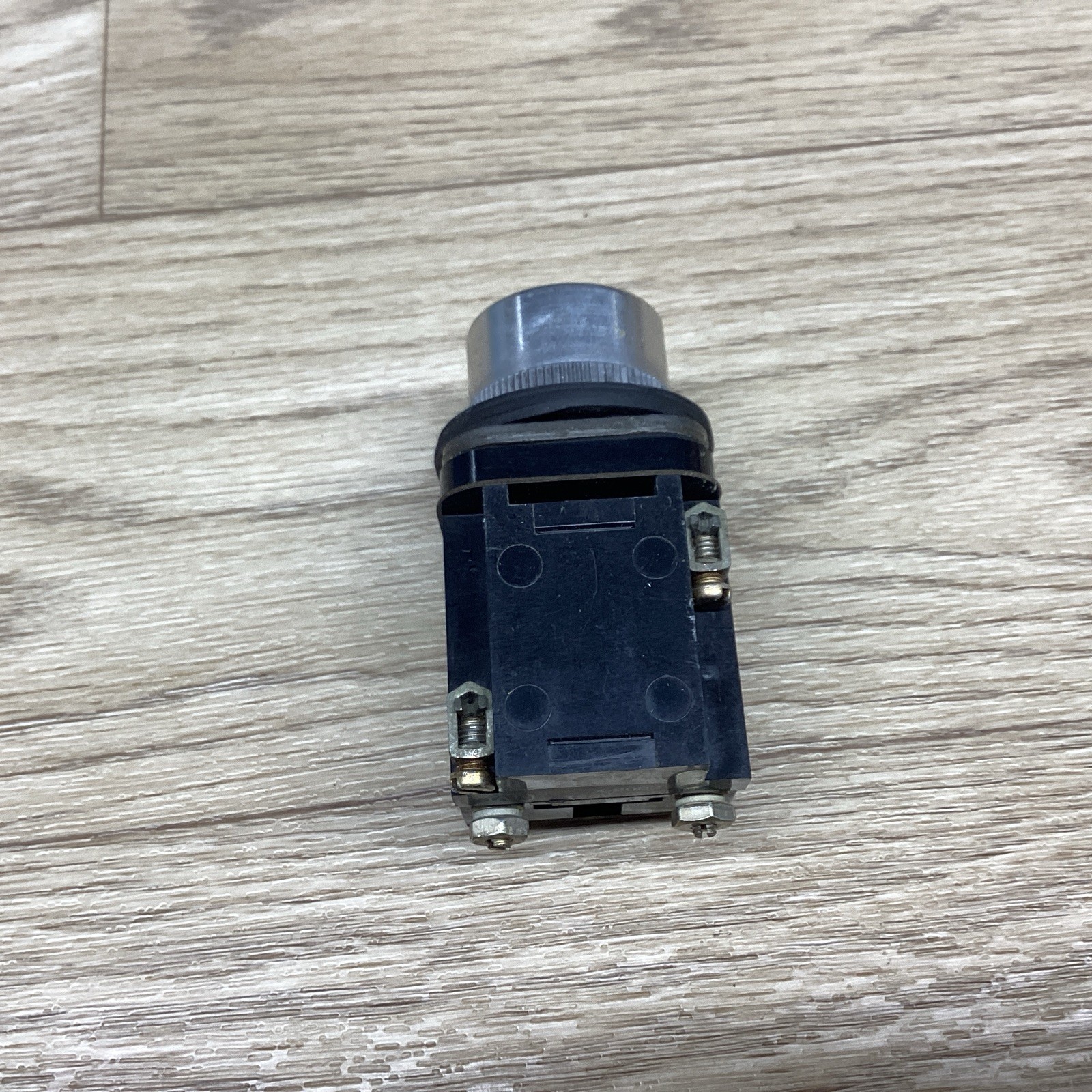 ALLEN BRADLEY PILOT ILLUMINATED PUSH BUTTON NO BULB BASE ONLY #821PT142*CO