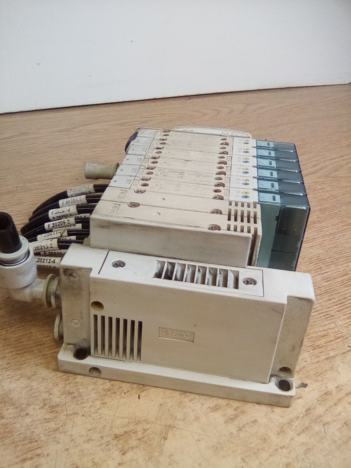 SMC EX500 Series 8 Slot Manifold W/ EX500-Q101 & (6) SY5200-5U1
