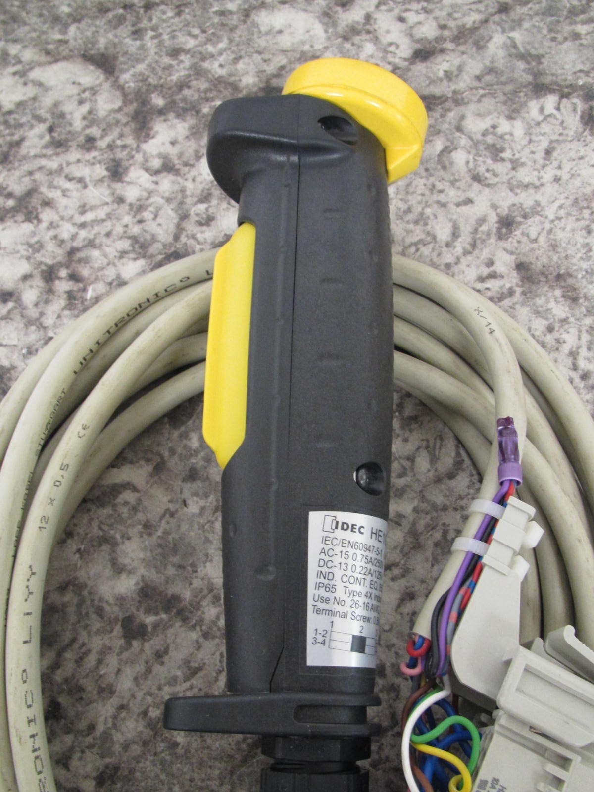 IDEC HE1G-20ME Silicone Rubber / Yellow Pushbutton Enabling Grip Switch Used