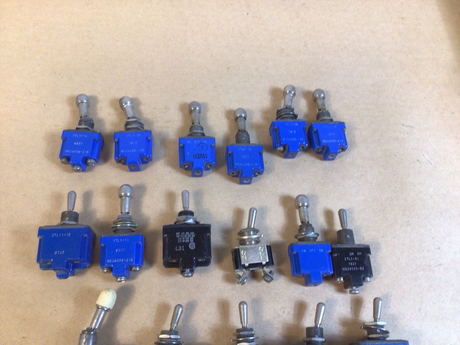 25 Pieces – Honeywell MICRO-SWITCH Large Lot Miscellaneous Switches / As Found